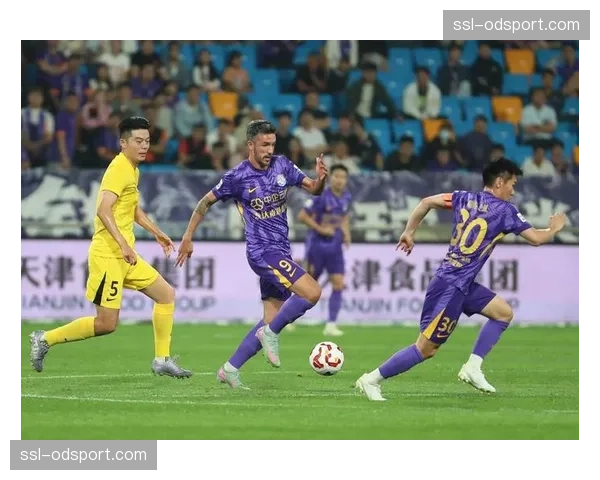 特写：深圳新鹏城前锋埃杜连续突破三人防守，助攻队友扳平比分