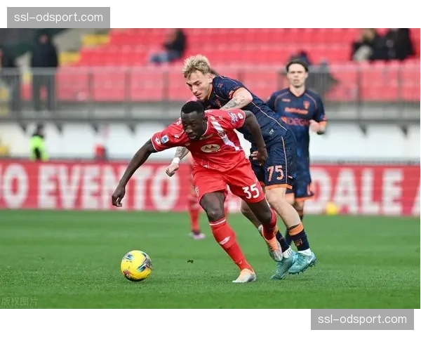 突发：博洛尼亚对阵莱切比赛中，一名边裁因伤被第四官员替换