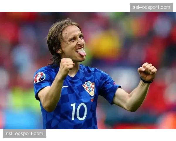 特写：37岁的莫德里奇替补登场，用一记长传策动绝杀