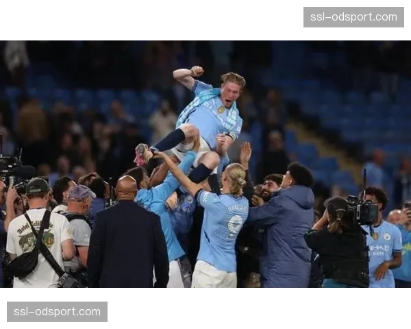 备战画面：那不勒斯队内训练赛，新援中卫表现引教练组关注