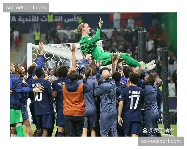 镜头聚焦：萨卡主罚点球前，对方门将的心理博弈小动作。